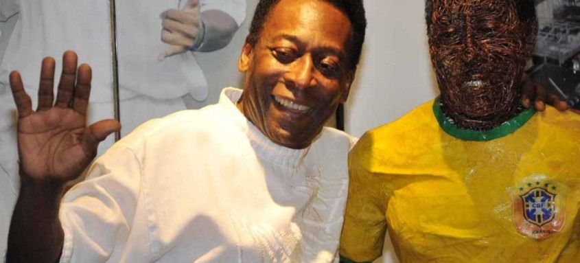 Pelé se recupera de uma cirurgia para retirada de tumor no cólon direito