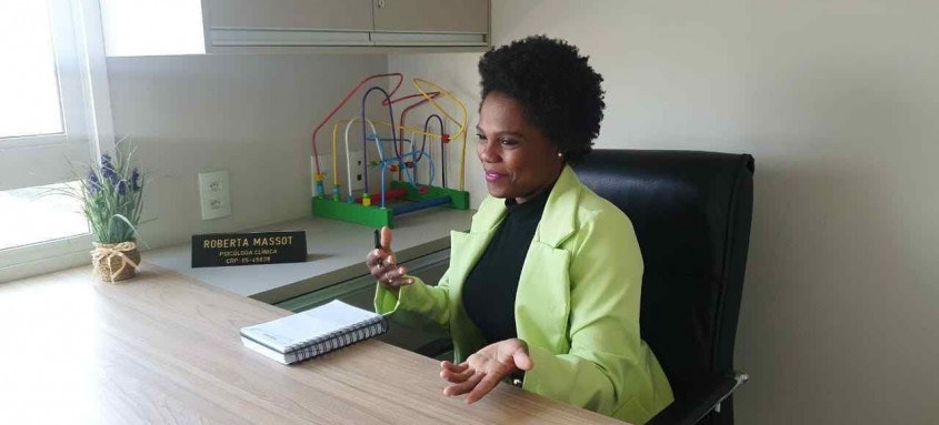 A psicóloga clínica Roberta Massot explica a importância de se reconhecer os sinais que as pessoas dão que estão em um processo depressivo grave - Foto: Divulgação A psicóloga clínica Roberta Massot explica a importância de se reconhecer os sinais que as pessoas dão que estão em um processo depressivo grave