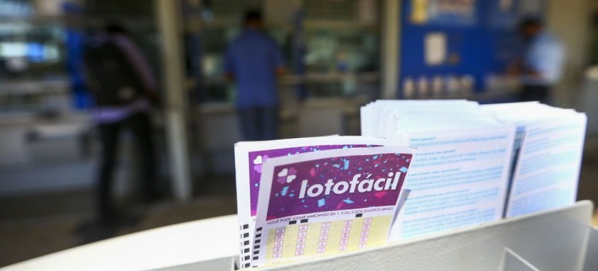 Apostadores fazem filas em casas lotéricas de Brasília. A Caixa Econômica Federal sorteia amanhã (12) a lotofácil da Independência.