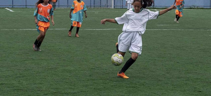 Criançada corre atrás da bola em um sábado dedicado ao esporte em São Gonçalo