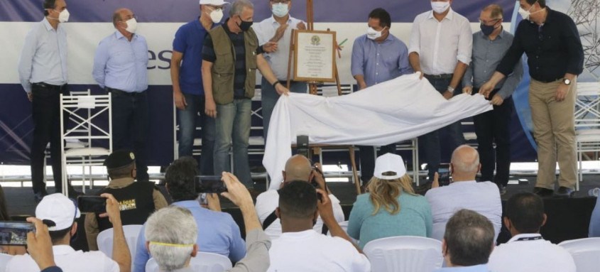 O Ministro de Minas e Energia, Bento Albuquerque, inaugurou neste sábado (11/9), em Janaúba, no Norte de Minas, uma nova linha de transmissão que vai facilitar a transferência de energia elétrica entre o Nordeste e o Sudeste. - Foto: Divulgação/MME O Ministro de Minas e Energia, Bento Albuquerque, inaugurou neste sábado (11/9), em Janaúba, no Norte de Minas, uma nova linha de transmissão que vai facilitar a transferência de energia elétrica entre o Nordeste e o Sudeste.