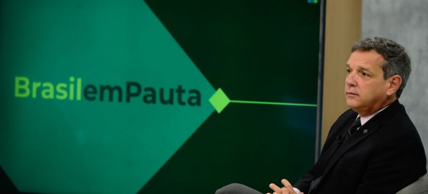 O secretário especial de Desburocratização, Gestão e Governo Digital, Caio Paes de Andrade, participa do programa Brasil em Pauta da TV Brasil - Foto: Marcello Casal Jr/Agência Brasil O secretário especial de Desburocratização, Gestão e Governo Digital, Caio Paes de Andrade, participa do programa Brasil em Pauta da TV Brasil