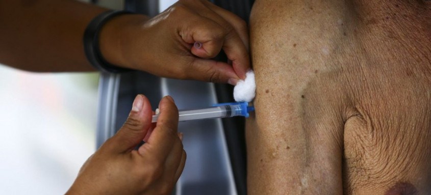 Idosos com mais de 70 que já tomaram a segunda dose da vacina há mais de seis meses já podem procurar os postos - Foto: Marcelo Camargo/Agência Brasil Idosos com mais de 70 que já tomaram a segunda dose da vacina há mais de seis meses já podem procurar os postos
