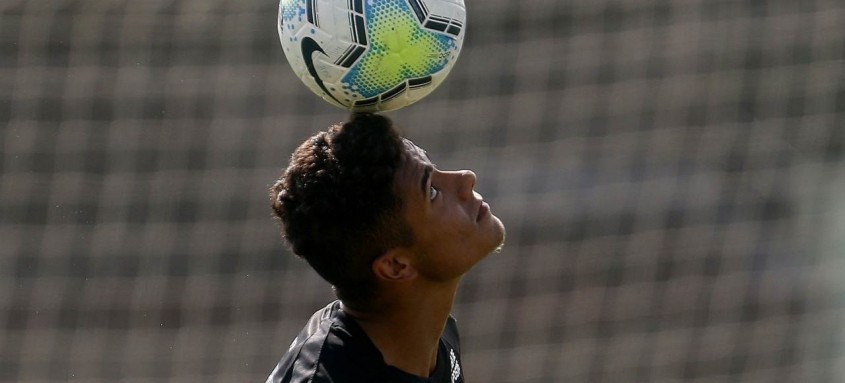 Vitinho, destaque do sub-20 do Botafogo, diz ter realizado um sonho de criança ao estrear pelo profissional
