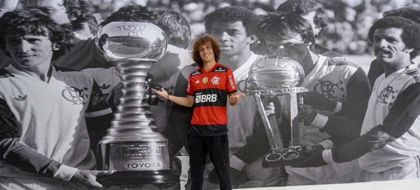 Apresentado nesta segunda-feira, o zagueiro David Luiz conheceu as dependências do Ninho do Urubu - Foto: Marcelo Cortes / Flamengo Apresentado nesta segunda-feira, o zagueiro David Luiz conheceu as dependências do Ninho do Urubu