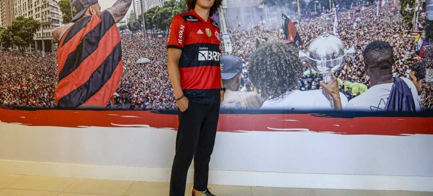 Zagueiro David Luiz, de 34 anos, foi apresentado ontem no Ninho do Urubu e recebeu a camisa 23 do Flamengo - Foto: Marcelo Cortes / Flamengo Zagueiro David Luiz, de 34 anos, foi apresentado ontem no Ninho do Urubu e recebeu a camisa 23 do Flamengo