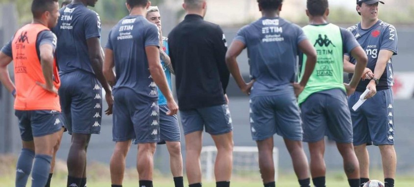 Apresentado oficialmente nesta segunda-feira, Fernando Diniz já começou a trabalhar ontem no Vasco