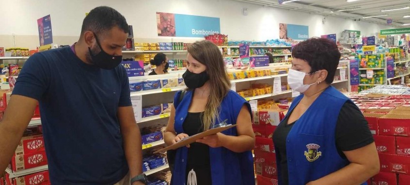 Ação orienta lojistas a assegurar tratamento diferenciado nos estabelecimentos localizados em São Pedro da Aldeia
