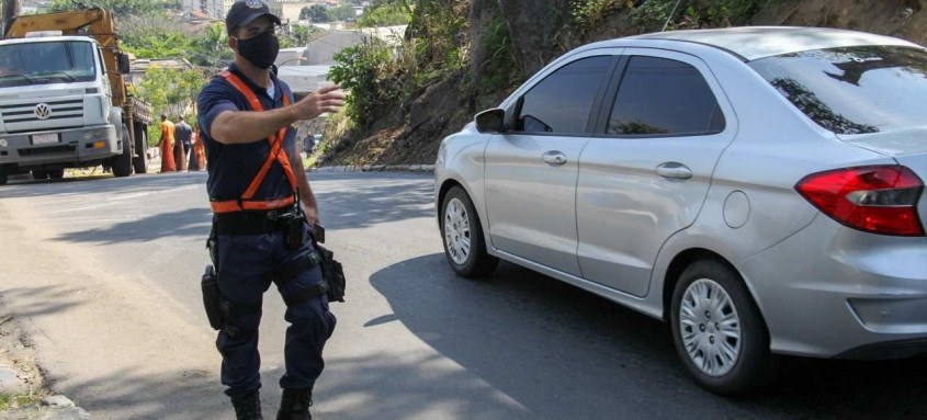 Município recupera asfalto após intervenção da Cedae