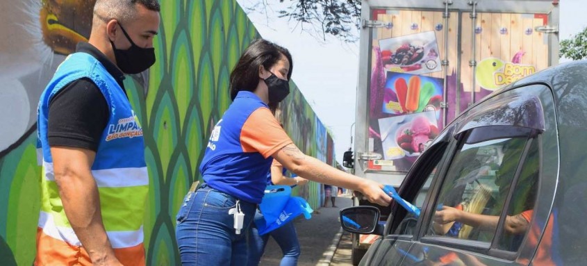 Comerciantes receberam materiais informativos sobre descarte correto do lixo