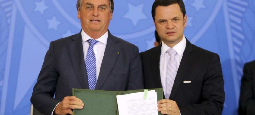 O presidente Jair Bolsonaro e o ministro da Justiça, Anderson Torres, no lançamento do Programa Habite-se Seguro - Foto: Wilson Dias/Agência Brasil O presidente Jair Bolsonaro e o ministro da Justiça, Anderson Torres, no lançamento do Programa Habite-se Seguro
