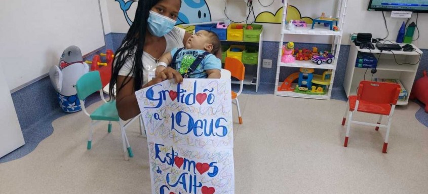 O pequeno Calebe e sua mãe Tuane Cristina Alves Pereira deixaram nesta segunda-feira o Hospital Estadual Alberto Torres