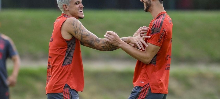 Pedro e Gustavo Henrique brincam durante treino de ontem no Ninho do Urubu - Foto: Marcelo Cortes / Flamengo Pedro e Gustavo Henrique brincam durante treino de ontem no Ninho do Urubu