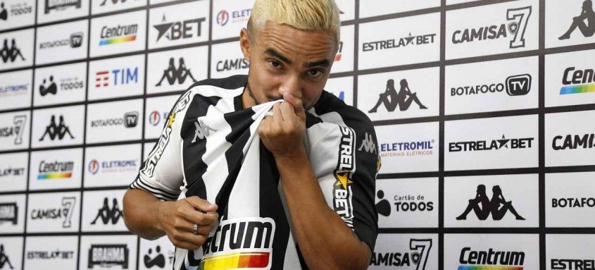 Rafael celebrou que após 14 anos atuando no futebol europeu finalmente conseguiu se tornar jogador do Botafogo - Foto: Vitor Silva / Botafogo Rafael celebrou que após 14 anos atuando no futebol europeu finalmente conseguiu se tornar jogador do Botafogo