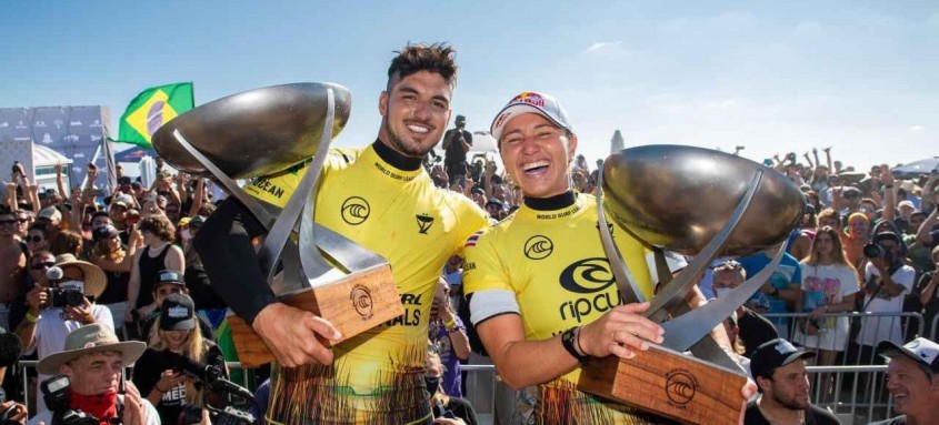 Gabriel Medina e a havaiana Carissa Moore foram os campeões do Circuito Mundial de Surfe - Foto: Pat Nolan / WSL Gabriel Medina e a havaiana Carissa Moore foram os campeões do Circuito Mundial de Surfe