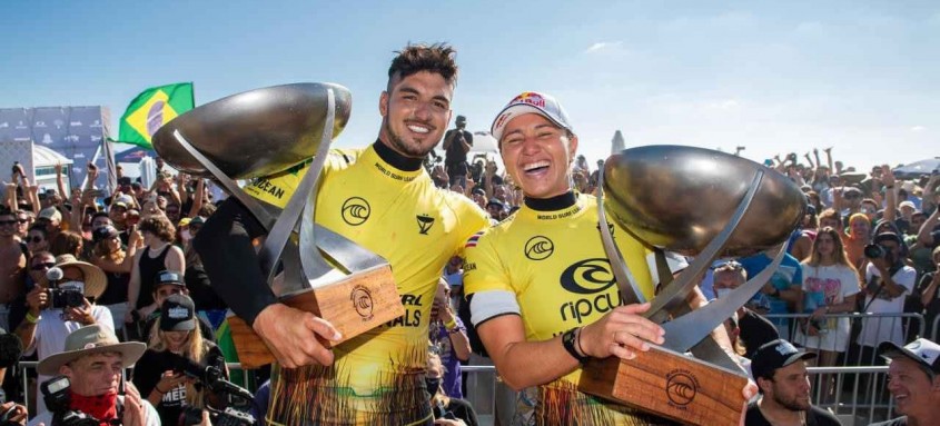 Gabriel Medina e a havaiana Carissa Moore foram os campeões do Circuito Mundial de Surfe