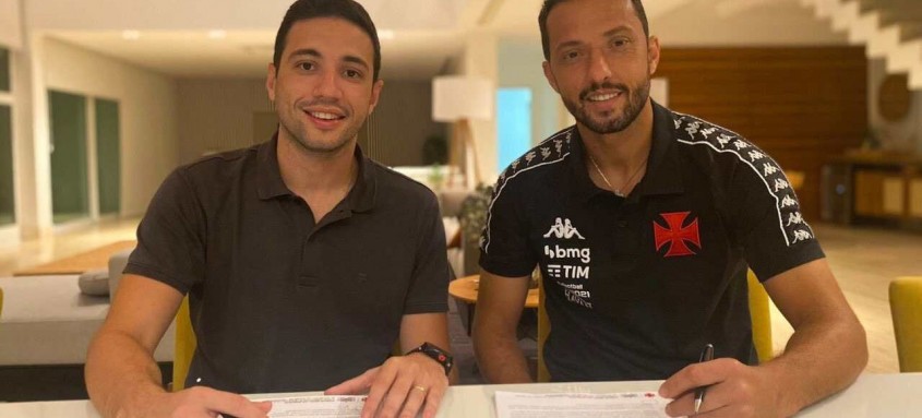 Ao lado do diretor de futebol Alexandre Pássaro, Nenê assinou contrato até o final da próxima temporada com o Vasco - Foto: Divulgação / Vasco Ao lado do diretor de futebol Alexandre Pássaro, Nenê assinou contrato até o final da próxima temporada com o Vasco