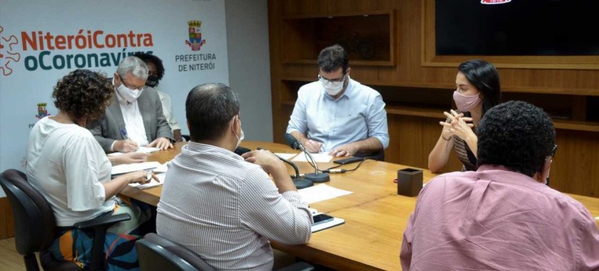 O prefeito Axel Grael anunciou as medidas durante live sobre a situação da covid na cidade pelas redes sociais