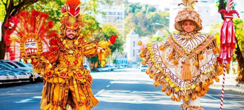 As fotos de divulgação são estreladas por Tarcisio Zanon e Marcus Ferreira, autores do enredo 