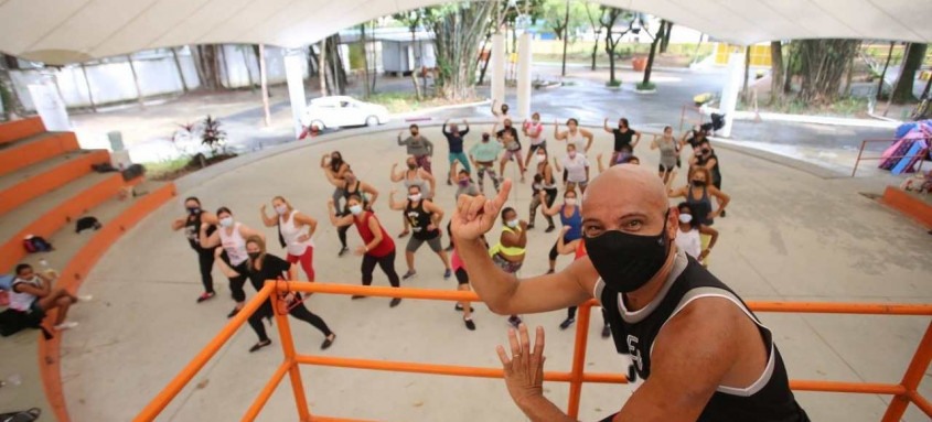 A maioria das atividades é realizada ao ar livre e as que precisam de barras ou espelho são realizadas em sala com ventilação e distanciamento - Foto: Reprodução A maioria das atividades é realizada ao ar livre e as que precisam de barras ou espelho são realizadas em sala com ventilação e distanciamento
