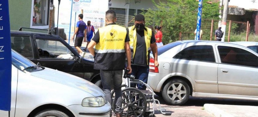 Prefeitura colocou cadeiras de rodas em vagas preferenciais para chamar atenção de quem faz uso indevido das vagas