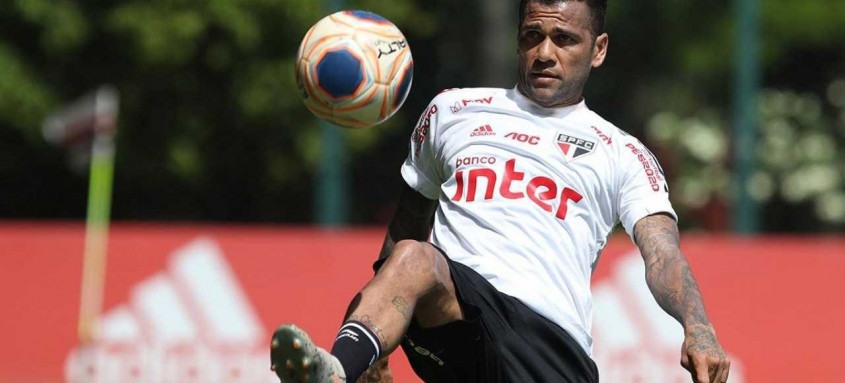 O experiente lateral Daniel Alves busca a rescisão de contrato com o São Paulo, que lhe deve cerca de R$ 18 milhões