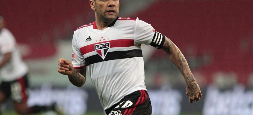 O experiente lateral Daniel Alves busca a rescisão de contrato com o São Paulo, que lhe deve cerca de R$ 18 milhões