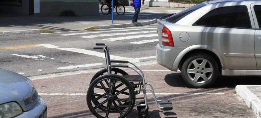 Na ação, uma cadeira de rodas foi posicionada em vaga preferencial para chamar a atenção da população