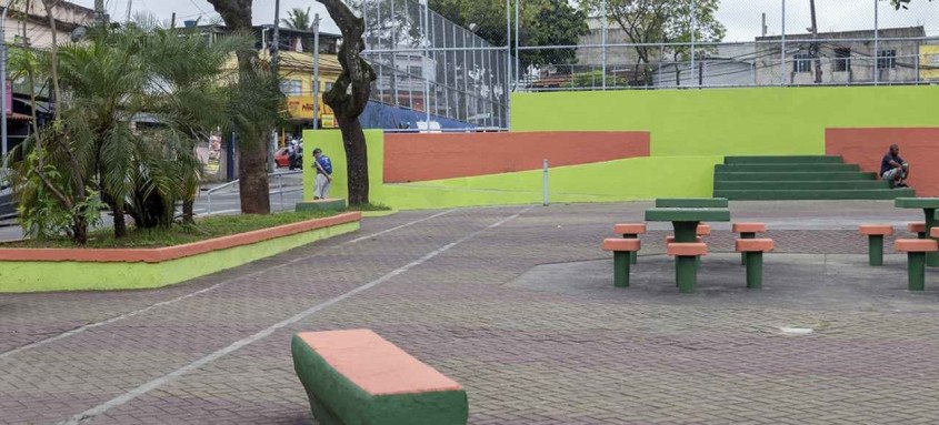 Praça do Bandeirante, na Amendoeira, já está de cara nova com a pintura e reparo de bancos, mesas e jardineiras