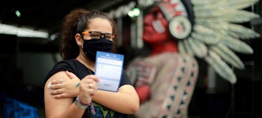 Os jovens que já começaram a receber o imunizante em diversas cidades pelo Estado do Rio de Janeiro encontram agora uma barreira para receber a vacina - Foto: Marcos de Paula/Prefeitura do Rio Os jovens que já começaram a receber o imunizante em diversas cidades pelo Estado do Rio de Janeiro encontram agora uma barreira para receber a vacina