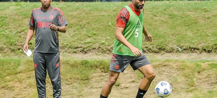Bastante elogiado nas últimas rodadas, o volante Thiago Maia pode ganhar uma chance no time do Flamengo - Foto: Marcelo Cortes / Flamengo Bastante elogiado nas últimas rodadas, o volante Thiago Maia pode ganhar uma chance no time do Flamengo
