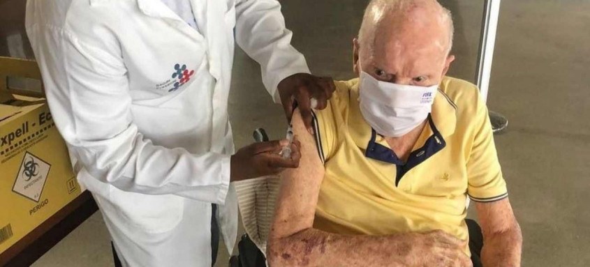 Zagallo, de 90 anos, após receber a terceira dose brincou em seu instagram escrevendo: 'Vacinas salvam (tem 13 letras)'