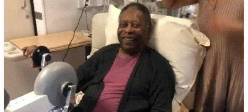 Kely Nascimento, filha do Rei Pelé, postou imagens dele fazendo fisioterapia no hospital - Foto: Reprodução do Instagram Kely Nascimento, filha do Rei Pelé, postou imagens dele fazendo fisioterapia no hospital