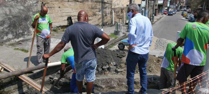 Obras: prefeito Capitão Nelson conferiu ontem trabalhos no Barro Vermelho - Foto: Lucas Alvarenga/Prefeitura de São Gonçalo Obras: prefeito Capitão Nelson conferiu ontem trabalhos no Barro Vermelho