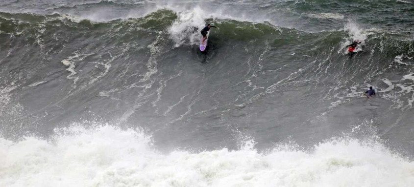 Elite do surfe de ondas grandes caiu no mar para aumentar pontuação, incluindo surfistas femininas que disputam entre as Big Riders mundiais