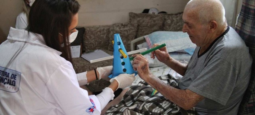 Arnaldo Ramos, de 87 anos, sob os cuidados da fisioterapeuta Jéssica Calisto - Foto: Lucas Alvarenga / Prefeitura de São Gonçalo Arnaldo Ramos, de 87 anos, sob os cuidados da fisioterapeuta Jéssica Calisto