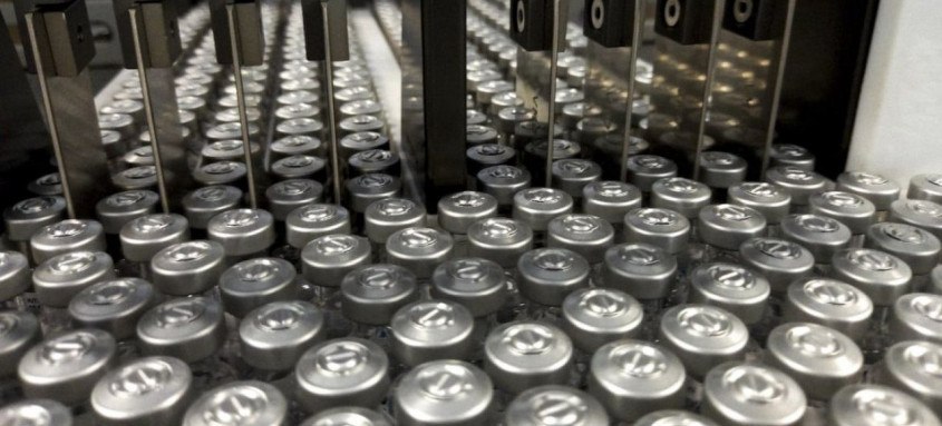 As entregas seguiram em duas remessas: uma com 50 mil doses para o Estado do Rio e as demais para o almoxarifado designado pelo Ministério da Saúde