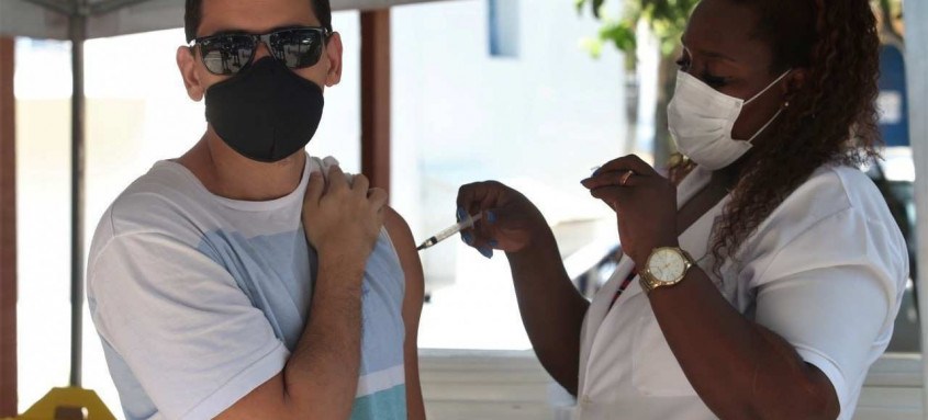 Morador de Icaraí, Yuri Aragon, de 33 anos, tomou a segunda dose de forma antecipada nesta terça-feira - Foto: Douglas Macedo/Prefeitura de Niterói Morador de Icaraí, Yuri Aragon, de 33 anos, tomou a segunda dose de forma antecipada nesta terça-feira