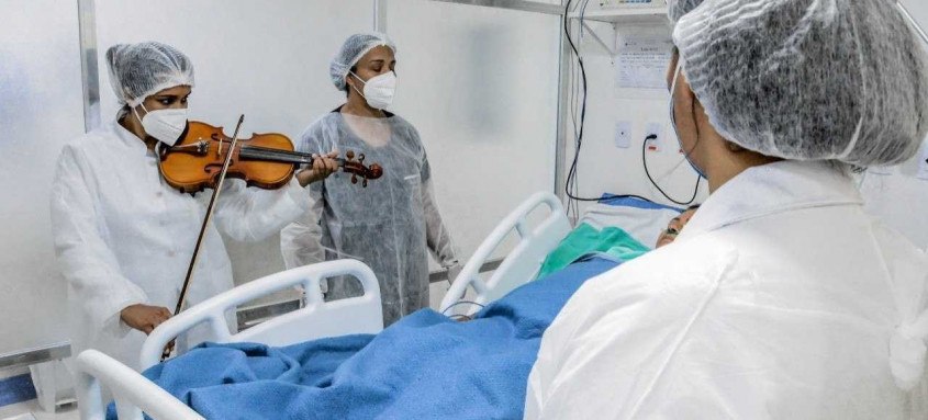 Musicoterapia é utilizada para relaxar os pacientes internados na UTI