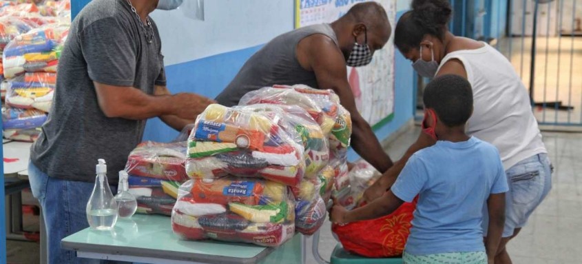 São Gonçalo inicia entrega do kit alimentação para alunos da rede municipal - Foto: Prefeitura de São Gonçalo São Gonçalo inicia entrega do kit alimentação para alunos da rede municipal