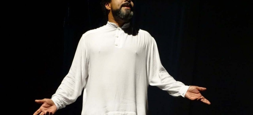 No palco, o ator Rogério Silvestre dá vida ao personagem central - Foto: Marcelo Castello Branco/Divulgação No palco, o ator Rogério Silvestre dá vida ao personagem central