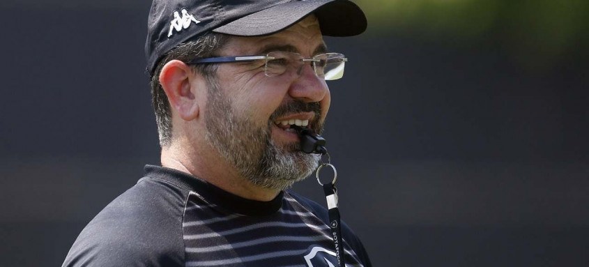 O técnico alvinegro Enderson Moreira terá problemas na zaga sem a presença do atleta Kanu, suspenso - Foto: Vitor_Silva O técnico alvinegro Enderson Moreira terá problemas na zaga sem a presença do atleta Kanu, suspenso