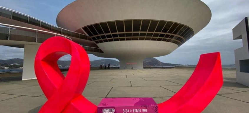 Símbolo da cidade de Niterói, o MAC entrou na luta contra o câncer de mama