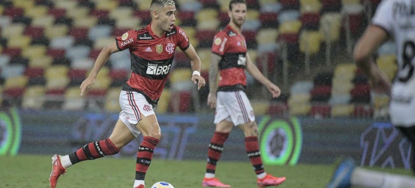 O volante rubro-negro Andreas Pereira teve exibição de destaque na vitória do Fla sobre o Athletico-PR