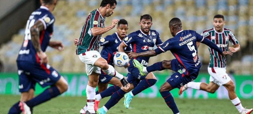 Fred é cercado por vários jogadores do Fortaleza durante a derrota tricolor hoje no Maracanã. O atacante passou em branco na partida