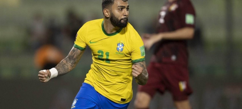 Gabigol fez de pênalti o segundo gol brasileiro na vitória por 3 a 1 sobre a Venezuela em Caracas - Foto: Lucas Figueiredo / CBF Gabigol fez de pênalti o segundo gol brasileiro na vitória por 3 a 1 sobre a Venezuela em Caracas