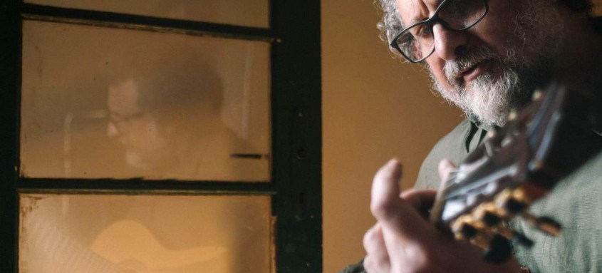 Na quinta, às 20h, o compositor e intérprete Marcelo Delacroix apresenta um show online inédito para celebrar seus 55 anos de vida e quatro décadas dedicadas à música,. Os ingressos estão à venda no Sympla. A exibição será no Youtube do CHC Santa Casa. - Foto: Divulgação Na quinta, às 20h, o compositor e intérprete Marcelo Delacroix apresenta um show online inédito para celebrar seus 55 anos de vida e quatro décadas dedicadas à música,. Os ingressos estão à venda no Sympla. A exibição será no Youtube do CHC Santa Casa.
