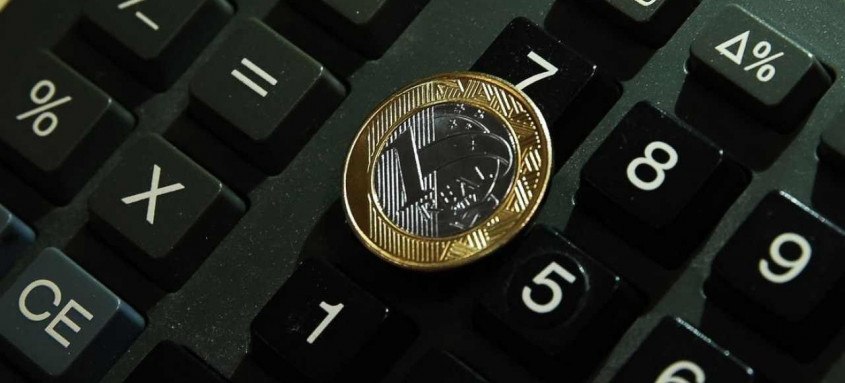 Para o próximo ano, a projeção é de que o câmbio fique em R$ 5,25 - Foto: Marcello Casal Jr / Agência Brasil Para o próximo ano, a projeção é de que o câmbio fique em R$ 5,25
