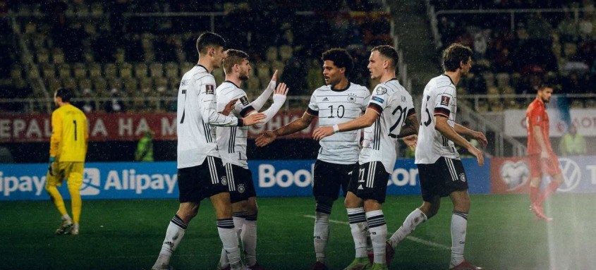 A Alemanha, mesmo fora de casa, não tomou conhecimento da Macedônia do Norte e venceu por 4 a 0 - Foto: DFB / Philipp Reinhard A Alemanha, mesmo fora de casa, não tomou conhecimento da Macedônia do Norte e venceu por 4 a 0