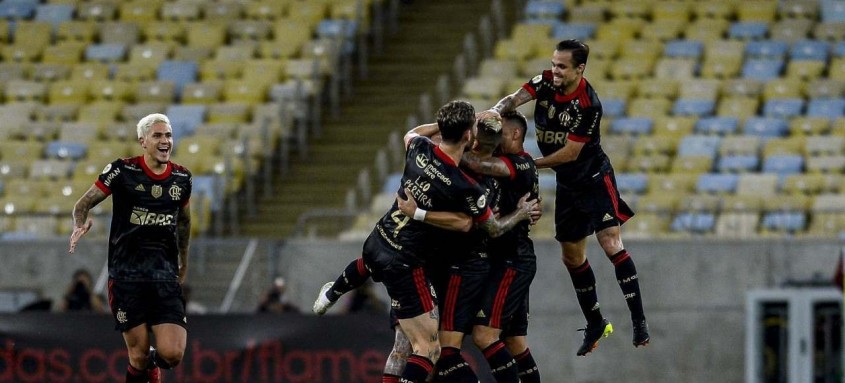 Jogadores do Flamengo comemoram o gol de falta de Andreas Pereira (encoberto) na vitória sobre os gaúchos
